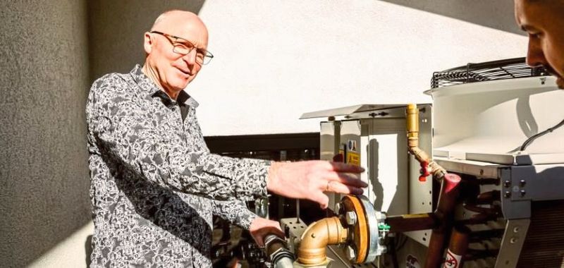 Martin Krämer hat auch die Option Free Cooling im Einsatz. Der Wasser-Luft-Wärmetauscher steht außerhalb des Gebäudes und nutzt die Umgebungstemperatur zur Kühlung. Damit spart er zusätzlich bis zu 30 Prozent Energie. (Bild: Trumpf)