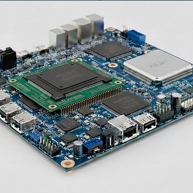 Hema Electronic präsentiert auf der Embedded World 2026 eine weiterentwickelte Embedded-Vision-Plattform, die erstmals FPGA-basierte System-on-Modules mit GPU-, TPU- und weiteren KI-Beschleunigern kombiniert. (Bild: Hema)