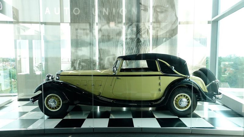 Der Horch 12 (Typ 670 und 600) mit Zwölfzylindermotor war das erste deutsche Fahrzeug mit Hydrostößeln. Von den zwischen 1931 und 1934 insgesamt 81 gebauten Wagen sind vier Horch 670 Cabriolets erhalten. Das V-Aggregat leistet 120 PS/88 kW bei 3.200 1/min und verfügt über eine siebenfach gelagerte Kurbelwelle. Die über eine Kette mit automatischer Spannvorrichtung angetriebene Nockenwelle liegt zentral zwischen den beiden Zylinderbänken und betätigt über Kipphebel die waagerecht angeordneten Ventile (SV-Ventilsteuerung). Der Fahrer konnte vom Armaturenbrett aus den Zylindern und Kolben über ein eigenes Leitungssystem Schmieröl zuführen, was die Kompression erhöhte und damit den Kaltstart erleichterte.  (Bild: Dominsky – VCG)