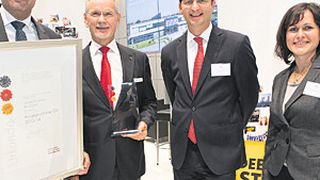 Erik Roßmeißl und Dr. Manfred Wittenstein nehmen die Auszeichnung von Bernd Sauter und Christine Montigel (v.l.) entgegen. (Bild: Deutschland – Land der Ideen/Uwe Völkner – FOX)