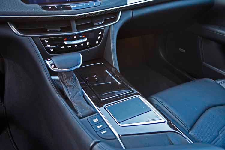 Der Schalthebel der serienmäßigen Automatik wirkt edel – das Drumherum eher nicht. (Bild: Schreiner/»kfz-betrieb«)