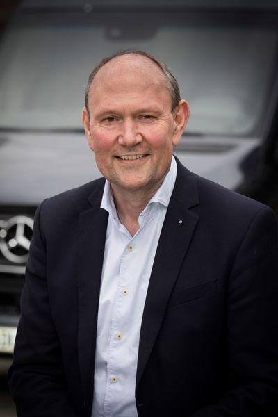 Marcus Breitschwerdt, derzeit Leiter Vertrieb Mercedes-Benz Cars Europe, übernimmt zum 1. Mai 2019 die Leitung von Mercedes-Benz Vans. In dieser Funktion berichtet er an Wilfried Porth, Vorstandsmitglied bei Daimler. Breitschwerdt folgt damit auf Volker Mornhinweg, der nach 39 Jahren beim OEM in den Ruhestand geht.

Marcus Breitschwerdt trat 1991 als Controller in die Nachwuchsgruppe von Mercedes-Benz ein. Er leitete einige Jahre die Verkehrs- und Umweltstrategie des Unternehmens, bevor er ab 2000 die Marketing- und Portfoliostrategie von Mercedes-Benz Cars verantwortete. Es folgten weitere Stationen, unter anderem als President und CEO der Mercedes-Benz Canada sowie als President und CEO der Mercedes-Benz UK. 2014 wurde Breitschwerdt mit der Schaffung der neuen Mercedes-Benz Cars Vertriebsregion Europa beauftragt, die er seitdem leitet. (Daimler)