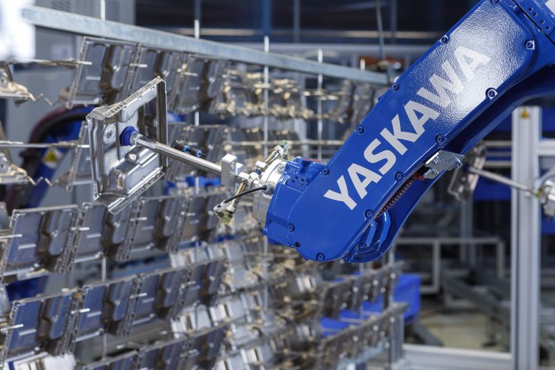 Eine Kameraprüfung bei der Entnahme sorgt dafür, dass die Bauteile anschließend in den KLTs korrekt platziert werden.   (Bild: Yaskawa Europe GmbH)