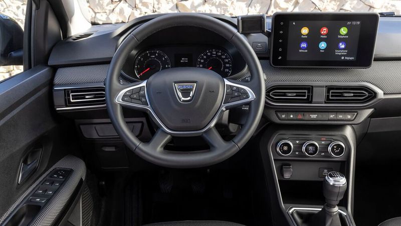 Lüftung und Klima laufen bewährt über große Drehregler, das Lenkrad ist in Höhe und Tiefe verstellbar. (Bild: Dacia)