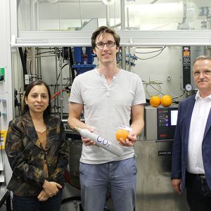Das Autorenteam in einem Labor der Bayreuther Polymerforschung: Prof. Dr. Seema Agarwal, Oliver Hauenstein M.Sc. und Prof. Dr. Andreas Greiner (v.l.). Dahinter ein Reaktor zur Polymersynthese.