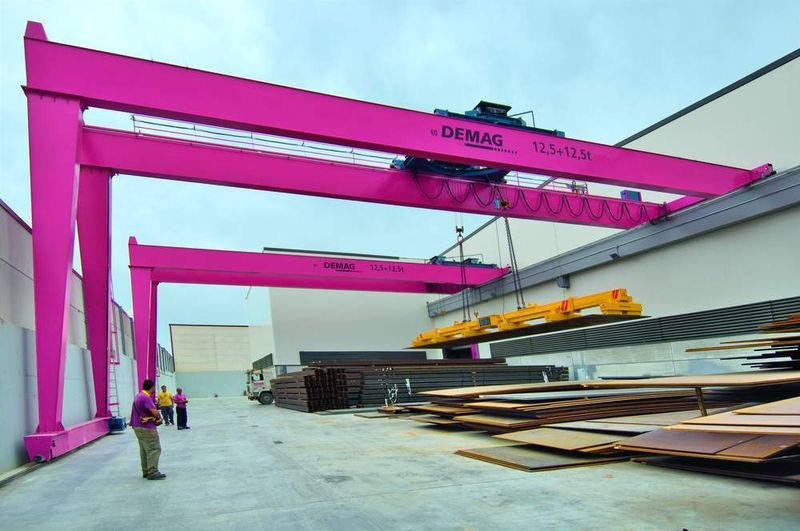 Tecade legte auf den umlaufenden Außenflächen Lagerflächen für das Rohmaterial an. Der Lieferverkehr wird um den gesamten Gebäudekomplex geleitet. (Archiv: Vogel Business Media)