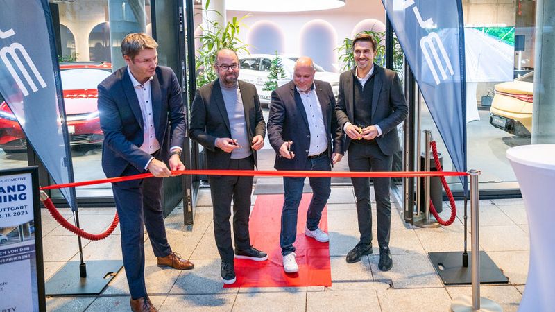 V.l.n.r.: Tobias Eisele, Jörg Eißfeld und Marc Noppenberger von der Torpedo Gruppe eröffneten zusammen mit Jan Grindemann, COO der Hedin Electric Mobility GmbH, den Store. (Bild: Dominik Eder)
