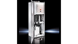 Bild 1: Die Rückkühlanlagen der neuen Generation sind in einem Schaltschrank mit 600 mm Einbautiefe untergebracht und passen deshalb gut in industrielle Schaltanlagen. (Bild: Rittal)