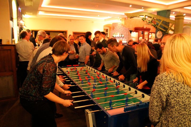 Impressionen der Abendveranstaltung bei den Förderprozess Foren 2016 in Würzburg. Das 4er-Kicker Turnier sorgte für Spaß und Spannung. (Ernhofer/PROCESS)