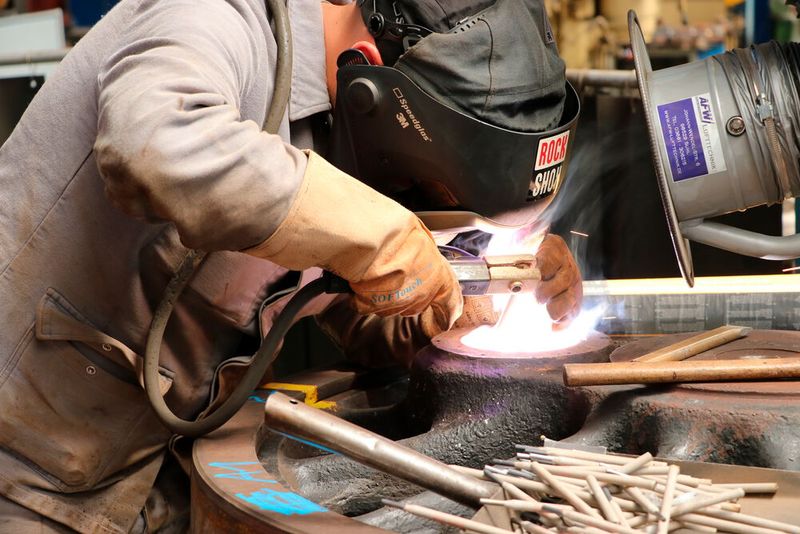 Die zertifizierten DB-Schweißer in Meinigen wissen die metallisch blanken Fasen, die der Kantenfräser von Trumpf nach der Bearbeitung hinterlässt, zu schätzen.  (Bild: Trumpf)