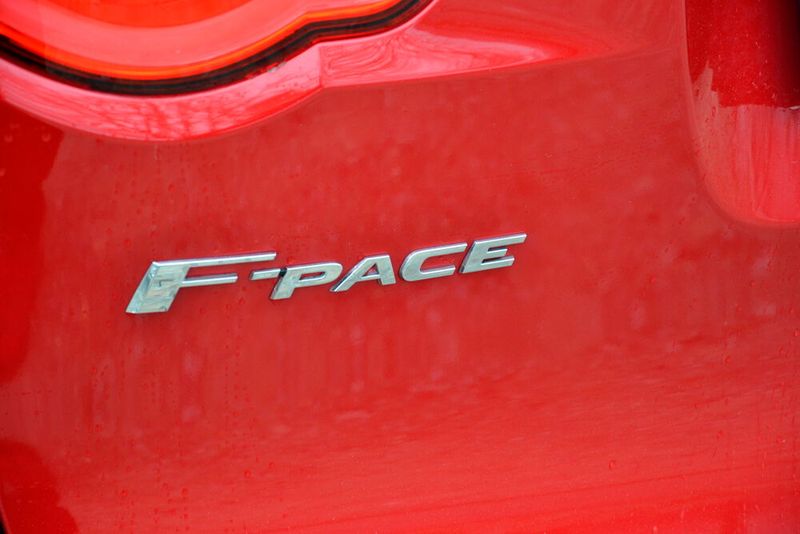 … einen F-Pace mit ... (Bild: Michel/»kfz-betrieb«)