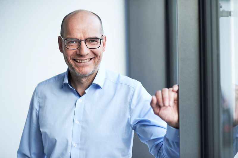 Klaus-Peter Grave, Chief Marketing Officer bei Smart CJM GmbH, spricht über „KI – der B2B Marketingturbo“.  Das komplette Statement finden Sie in unserem ausführlichen  Trenddossier 2024. (Bild: foto: romanmensing.de // Klaus-Peter Grave)
