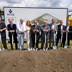 Teilnehmer der feierlichen Zeremonie zum Baubeginn des neuen klinischen Produktionsstandorts (von links nach rechts): Tom Kikta, Wolfgang Kerkhoff, Gunther Strothe, Dr. Susanne Lemaine, Senator h.c. Udo J. Vetter, Andrew Goczkowski, Thomas Otto, Thomas Rübekeil, Henryk Badack, RT Evans.(Bild:  Vetter Pharma International)