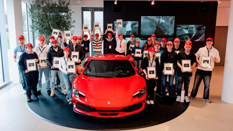 Gruppenbild der Teilnehmer des Ferrari-Zukunftstags 2025 bei Emil Frey Sportivo in München.(Bild:  Ferrari Central Europe)