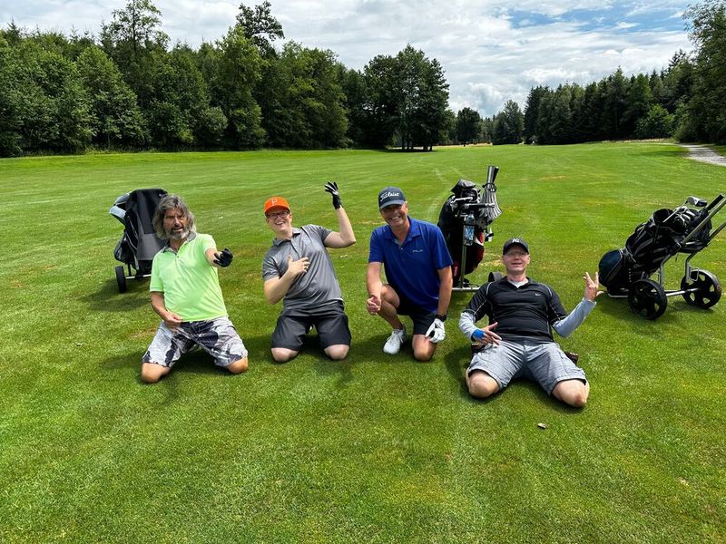 Die Rocker-Golfer (v. l.) Sänger Ron van Lankeren, Torsten Rapp (IBM), Jörn Horrmann (Profi) und Sascha Hochlehnert (ROHA). (Bild: Vogel IT-Medien GmbH)