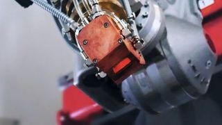 Beschichtungsoptik mit Coax-11-Breitstrahldüse. Solche Optiken sind beim Laserauftragschweißen beliebt – aber nicht für jede Anwendung optimal. (Laserline)