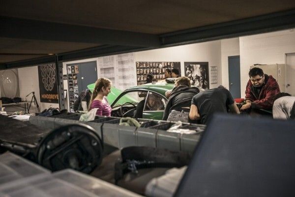 Das Minddrive-Team bei der Arbeit am 1967er VW Karmann Ghia (Bild: Minddrive)