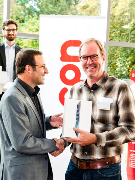 CPN-Partnerbetreuer Torsten Nowak überreicht Christoph Fries (MacConsult) seinen Gewinn: Ein iPad Air, gesponsert von Ingram Micro. (Bild: Nic Fey)