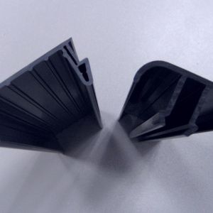 Abdeckprofil mit integrierter Weichdichtung. Diese Hart-weich-Kombination wird im Co-Extrusionsverfahren hergestellt. Bild: SLS Kunststoffverarbeitung