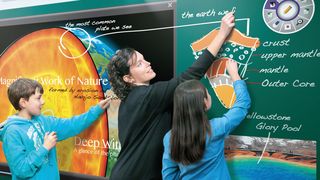 Mit der optional erhältlichen PointWrite-U-Technologie können mehrere Teilnehmer in der Projektion Anmerkungen oder Skizzen einfügen. (Bild: BenQ)