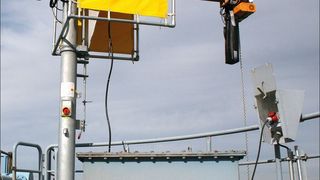 Heidkamp-Säulenschwenkkran nach der Montage in 35 m Höhe. (Bild: Heidkamp)