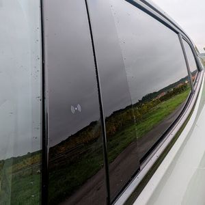 3. Der Zugang zum Fahrzeug: Einen klassischen Schlüssel mit einem Schloss-Symbol gibt es für den EX30 CC nicht. Der wahlweise physische oder digitale Schlüssel (im Smartphone) muss an den Schlüssel-Leser an der B-Säule gehalten werden, um das Fahrzeug zu öffnen. Doch das funktionierte beim Testwagen nicht zuverlässig.(Bild:  Mauritz – VCG)