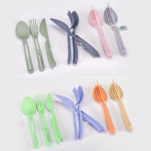 Der 1. Platz beim Plagiarius-Wettbewerb ging in diesem Jahr an das Besteckset Klikk vom Originalhersteller Koziol (siehe oben). Are Media Pty Ltd., die sich selbst als Australiens ‚leading premium‘ Verlagshaus für Frauenmagazine bezeichnen, setzte laut Aktion Plagiarius ein sehr minderwertiges Plagiat des Bestecks im Rahmen einer Loyaltykampagne ein. Das Plagiat sei aus ungeeignetem Kunststoff produziert, der sich nach kürzester Zeit verforme und damit das Besteck nach wenigen Einsätzen völlig unbrauchbar mache. Darüber könne auch der niedrige Preis - ca. ein Drittel des Originalpreises - nicht hinwegtrösten. Hergestellt wurde das Plagiat in China. 