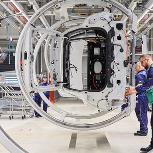 Mit der Fertigung von Erprobungsfahrzeugen testen die Beschäftigten die Abläufe im Werk.(Bild:  BMW)