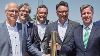 Beim versenken der Zeitkapsel (v.l.): Stefan Tebroke, Architekt von BHBVT, Dr. Peter Tschentscher, erster Bürgermeister der Hansestadt Hamburg, Prof. Dr. Hendrik Brinksma, Präsident der TUHH, Christian Langfeld, Leiter Abteilung Bau der Fraunhofer-Gesellschaft, Prof. Dr.-Ing. Uwe Clausen, Leiter Fraunhofer-IML, Prof. Dr. Ing. Carlos Jahn, Leiter Fraunhofer-CML sowie Ole John, Baubeauftragter des Fraunhofer-CML. (Fraunhofer CMl)