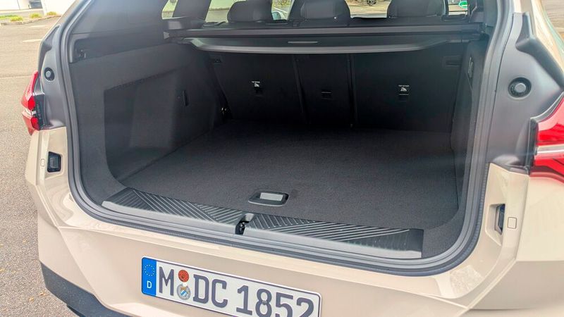 Auch der Kofferraum ist groß (570 Liter) und lässt sich dank dreigeteilter Rücksitzbank vielseitig nutzen. (Bild: Mauritz – VCG)
