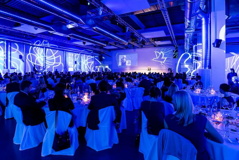 Rund 300 Gäste aus Industrie und Wirtschaft trafen sich Ende September im Vogel Convention Center, um das 125-Jährige Jubiläum des Fachmedienhauses Vogel Business Media zu feiern. (Vogel Business Media/ Stefan Bausewein)