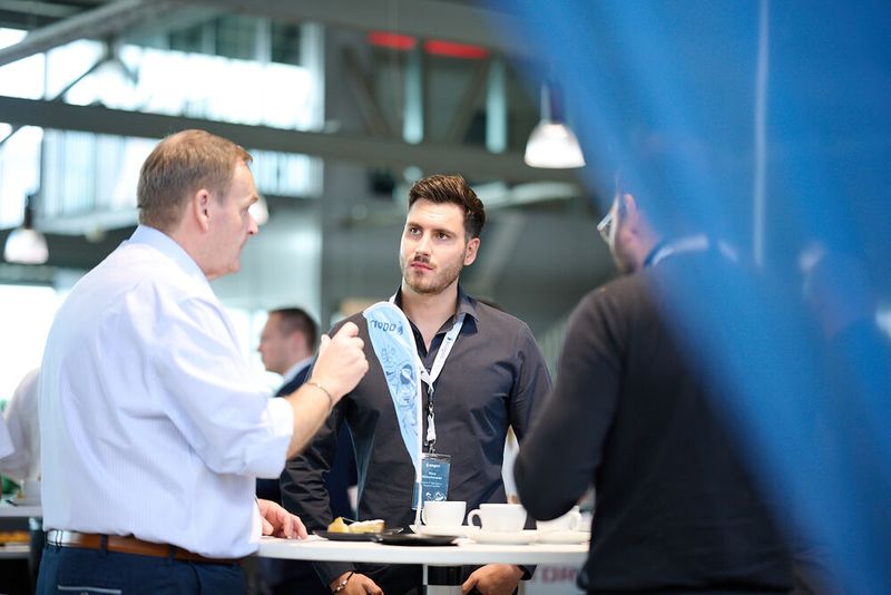 Jürgen Vogler (Aagon) im Gespräch mit Nico Münchmeier (Sysob IT-Service u. Support) (Bild: Aagon)