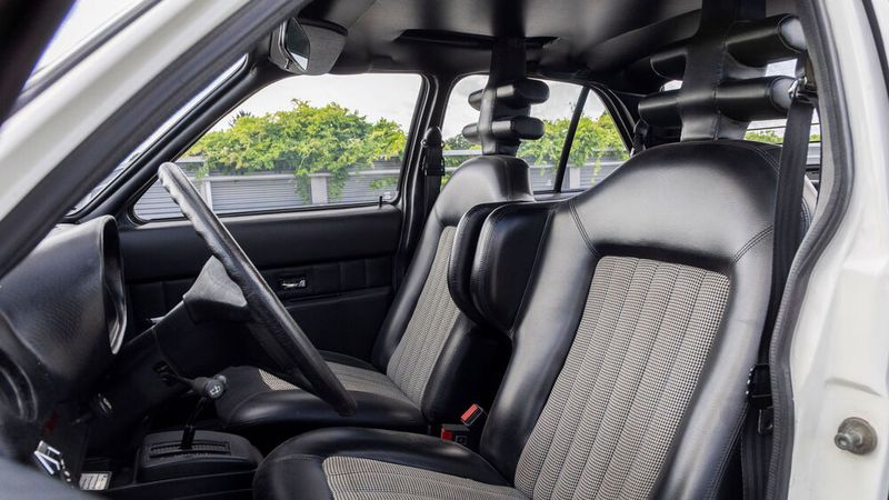 Auch innen bestimmen geschäumte Flächen das Bild. Bei den großen und breiten Vordersitzen fallen vor allem die skurrilen Kopfstützen auf. Sie sind an ihrem oberen Ende mit einem Sicherheitsgurt versehen, der wiederum im Dach verankert ist. Außerdem gibt es ein jeweils zum anderen Sitz hin angebrachtes „Ohr“. Es soll bei einem Unfall verhindern, dass die jeweilige Person zu ihrem Nachbarn geschubst wird. Das Zusammenprallen von Insassen ist für Unfallforscher noch heute ein Thema, vor allem beim Seitencrash. (Bild: Opel)