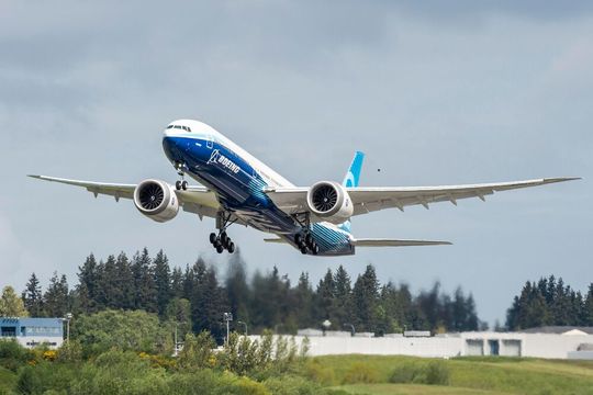 Die eh schon verzögerte Einführung der neuen Boeing 777-X wird nun durch einen weiteren Dämpfer für den Konzern weiter behindert. Denn bei Testflügen ergaben sich Probleme an Triebwerk-Tragflächen-Verbindungen. Doch da sei leider noch mehr nicht in Ordnung ...(Bild:  Aviationfreaks)