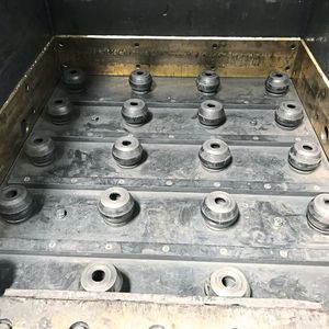 Schutzvorrichtung, bestehend aus 20 ACE-Strukturdämpfern, auf denen die Schublade der Krätzesortieranlage im Betrieb gelagert ist.