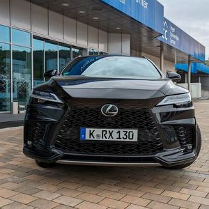 3. Der Kühlergrill: Der Lexus-typische, spindelförmige „Diabolo“-Kühlergrill ziert natürlich auch den neuen RX. Am komplett schwarzen Testwagen fällt er allerdings kaum auf.(Bild:  Rosenow – VCG)