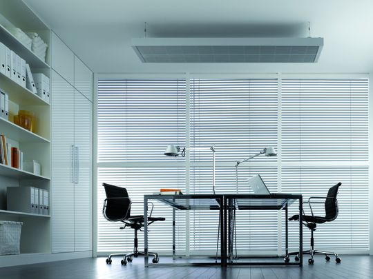 Fügen sich dezent in die Raumgestaltung ein: Die "Deckenkühlkonvektoren KDN" zeichnen sich durch eine hohe, aber "stille" Kühlleistung ohne Ventilatorunterstützung aus.(Bild:  Arbonia)