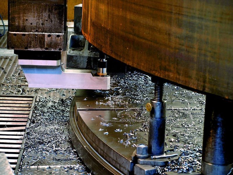 Bild 2: Erhöht in der Karusselldrehmaschine eingespannt, können Bohrungen und Gewinde auch von unten in die Stahlbauteile eingebracht werden, ohne die Spannsituation des Bauteils zu ändern. Bild: Romai (Archiv: Vogel Business Media)