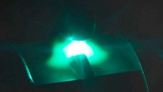 Ein Highlight am Fronius-Stand in Halle 13 am Stand F174 ist das sogenannte CMT Cycle Step-Verfahren (hier in Aktion am Stand per Roboter). Es erzeuge nicht nur eine optimale, spritzerfreie Nahtopik bei geringster Wärmeentwicklung im Schweißbereich (wodurch auch dünne Bleche schweißbar seien). CMT Cycle funktioniert, indem die Anzahl der Schweißtropren pro Schweißpunkt eingestellt werden können, wie Fronius erklärt. (Königsreuther)