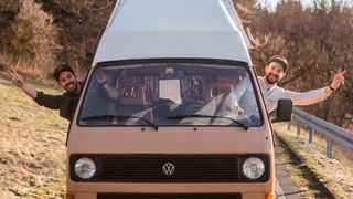 Ludwig Sicheneder und Manuel Cazzella haben ihr Hobby zum Beruf gemacht: Sie vermieten alte T3-Camping-Busse. (Maiores Photographie)