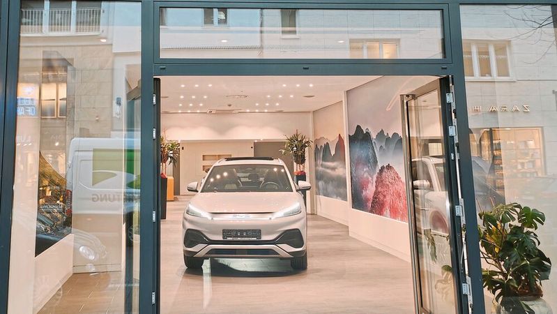 Die Senger-Gruppe begrüßt Interessenten der Marke BYD in Köln seit Dezember im ersten deutschen Showroom überhaupt für das chinesische Fabrikat. Die Senger-Gruppe begrüßt Interessenten der Marke BYD in Köln seit Dezember im ersten deutschen Showroom überhaupt für das chinesische Fabrikat.