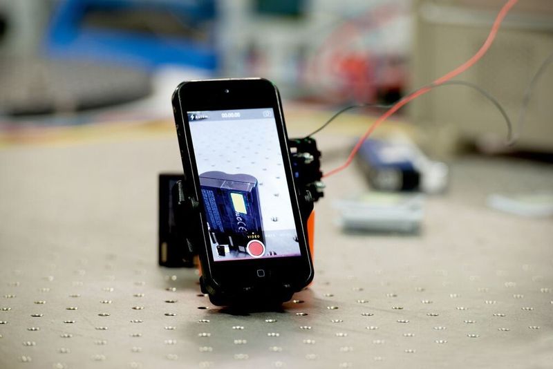 Bild 4: So könnte der Test aussehen: Mit einem iPhone filmen die Forscher ein paar Sekunden lang einen Akku mit aufgetragenem Leuchtstoff. (Rubin/Marion Nelle)