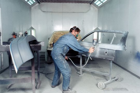 Zu den umfangreichen Servicedienstleistungen des Unternehmens zählen unter anderem eine eigene  Lackiererei, eine  Sattlerei und eine  Abteilung, die Sonderfahrzeuge nach  Kundenwünschen  aufbaut. (Archiv: Vogel Business Media)