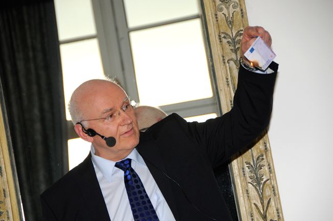 Professor Dr. Rainer Thome, Lehrstuhlinhaber Betriebswirtschaftslehre und Wirtschaftsinformatik an der Uni Würzburg setze mit der Keynote „Effizienzsteigerung & Bürokratieabbau die Reihe der Vorträge auf dem eGovernment Summit fort. (Archiv: Vogel Business Media)