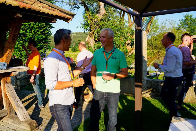 Frederic Tak-Kit Ong (Ekahau, li.) und Karsten Knecht (Clavister) im Gespräch. (Sysob)