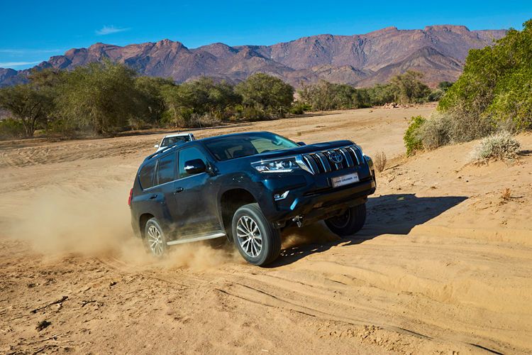 Toyota hat sein Erfolgsmodell Land Cruiser neu aufgelegt. In Deutschland gibt es den Geländewagen nur als 2,8-Liter-Diesel mit vier Zylindern und 130 kW/177 PS. (Toyota)