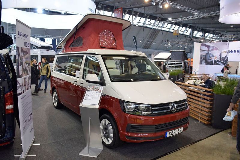 Für viele Menschen ist nach wie vor der klassische VW Bulli mit Klappdach das perfekte Wohnmobil. Bei Westfalia heißt das Modell mitllerweile Kepler. (»kfz-betrieb«/Jan Rosenow)