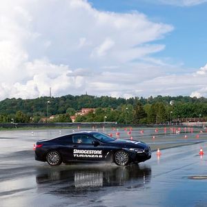 Ausweichmanöver auf nasser Strecke sind so jederzeit möglich.(Bild:  Rosenow – »kfz-betrieb«)