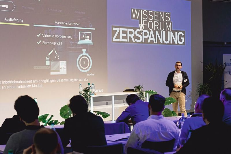 Florian Kühlwetter von der Siemens AG über den digitalen Zwilling einer CNC-Maschine in der Produktion. (Bild: Stefan Bausewein)