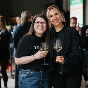 Cloud Native is now! Unsere fabelhafte Moderatorin Sabine Wolz (l.) freut sich gemeinsam mit Lydia Hundsdörfer (Vogel IT-Akademie) über einen gelungenen Konferenztag. Cheers to that!(Bild:  Vogel IT-Medien GmbH)